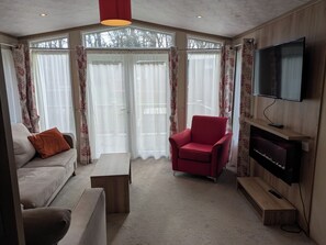 Smart-tv, eldstad och böcker