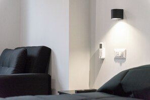 Habitación triple superior, 1 cama de matrimonio grande con sofá cama, vistas a la ciudad | Interior