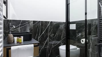 Comfort Triple Room, 1 Queen Bed with Sofa bed | Bathroom