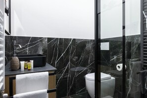 Comfort driepersoonskamer, 1 queensize bed met slaapbank | Badkamer