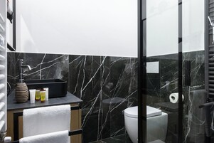 Tripla Comfort, 1 letto queen con divano letto | Bagno | Doccia, set di cortesia gratuito, asciugacapelli, bidet