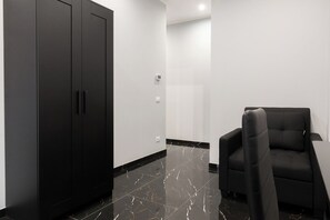 Business driepersoonskamer, 1 queensize bed met slaapbank, uitzicht op de stad | Interieur