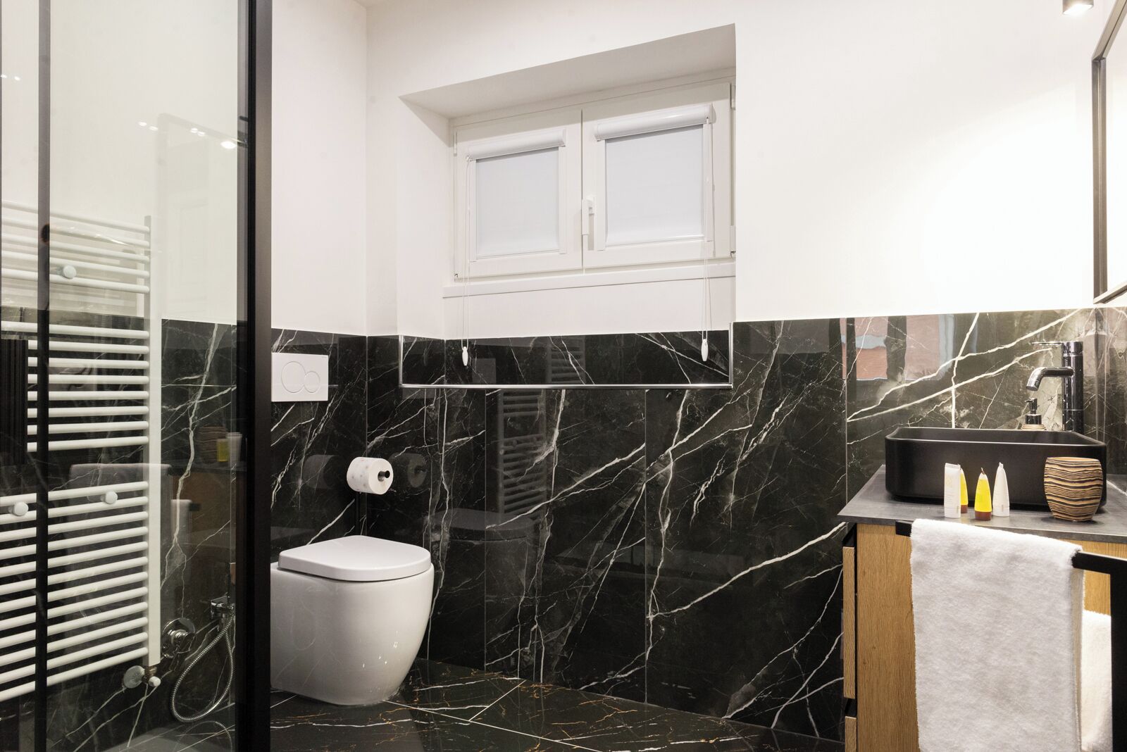 Habitación triple superior, 1 cama de matrimonio grande con sofá cama, vistas a la ciudad | Baño | Ducha, artículos de higiene personal gratuitos, secador de pelo y bidé