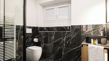 Habitación triple superior, 1 cama de matrimonio grande con sofá cama, vistas a la ciudad | Baño | Ducha, artículos de higiene personal gratuitos, secador de pelo y bidé