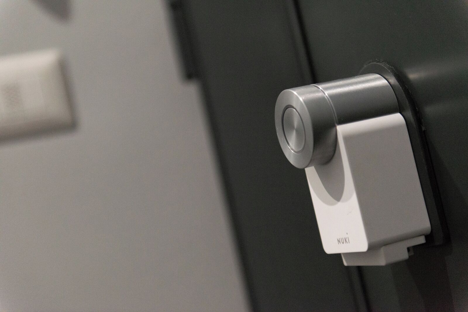 A door handle with a label that reads "NUKI".