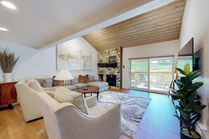 TV, fireplace - Sunburst Condo in Sun Valley - 2 BR + Loft (Sun Valley)