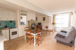 TV, fireplace