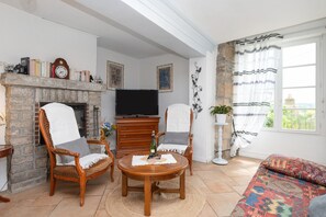 TV, fireplace - Apartment in 17th-Century Manor with Private Garden and Wi-Fi (Pluherlin)