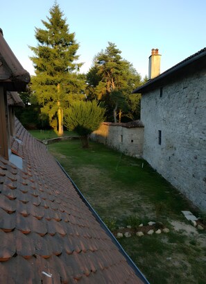 Property grounds - Holiday Home 'La Maisonnette De Raphaël' with Private Garden and Wi-Fi (Saint-Mamet-la-Salvetat)