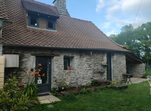 Exterior - Holiday Home 'La Maisonnette De Raphaël' with Private Garden and Wi-Fi (Saint-Mamet-la-Salvetat)