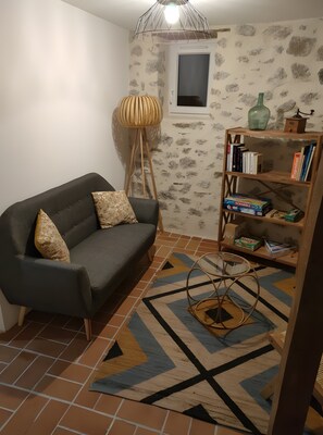 TV, fireplace, ping pong - Holiday Home 'La Maisonnette De Raphaël' with Private Garden and Wi-Fi (Saint-Mamet-la-Salvetat)