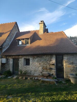 Exterior - Holiday Home 'La Maisonnette De Raphaël' with Private Garden and Wi-Fi (Saint-Mamet-la-Salvetat)