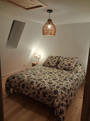 3 chambres, fer et planche à repasser, Wi-Fi, draps fournis