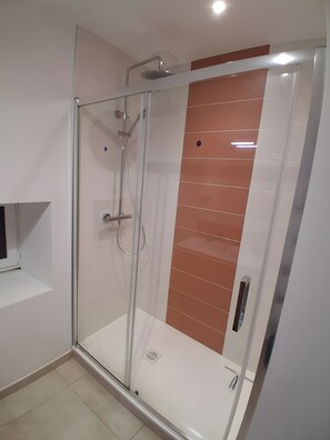 Dusche, Haartrockner, Handtücher