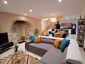 Fernseher, Kamin, Tischtennisplatte