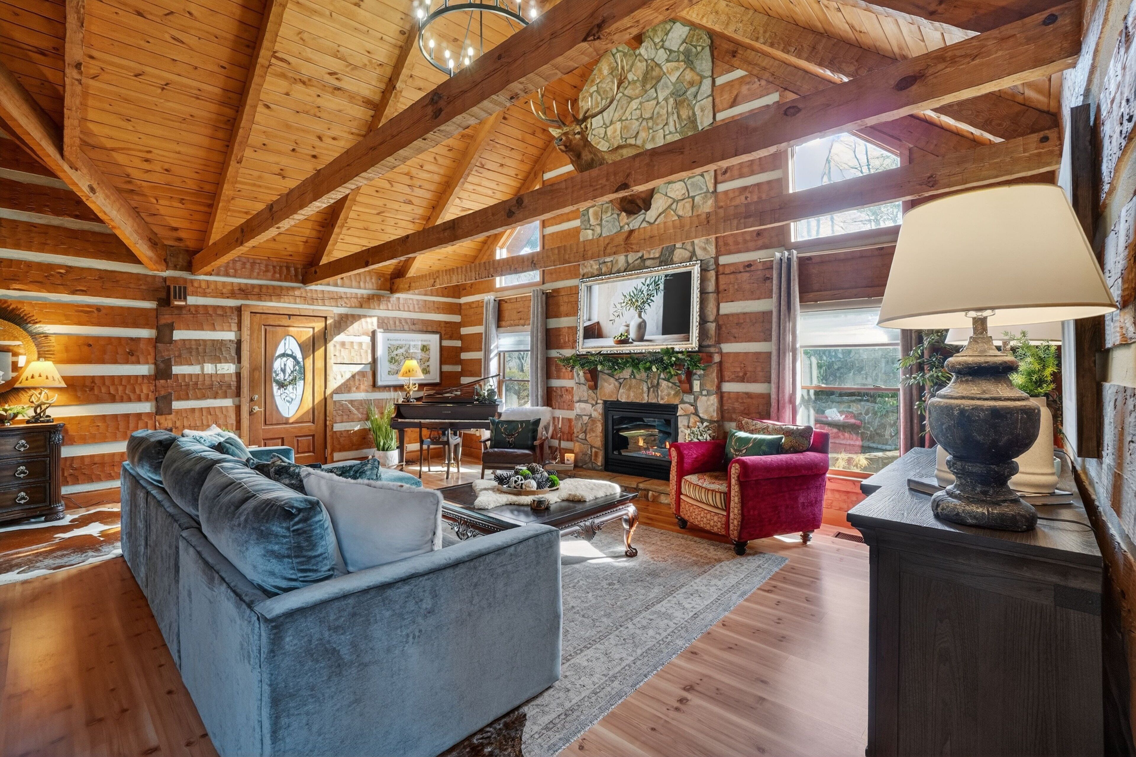 Cabin, 5 Bedrooms | Living area