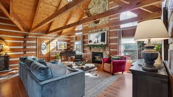 Cabin, 5 Bedrooms | Living area