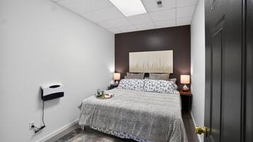 Cabin, 5 Bedrooms | 5 bedrooms, laptop workspace, iron/ironing board, free WiFi