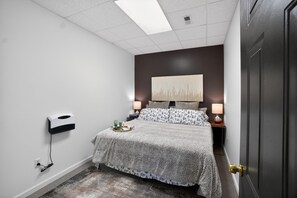 Room - Pine Mountain Lodge Game Room & Wrap-around Porch 5 Bedroom Cabin (Connellys Springs)