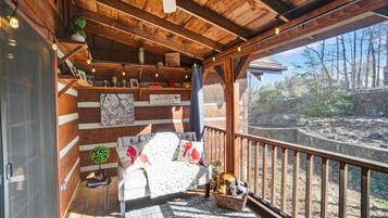 Cabin, 5 Bedrooms | Terrace/patio