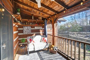 Terrace/patio - Pine Mountain Lodge Game Room & Wrap-around Porch 5 Bedroom Cabin (Connellys Springs)