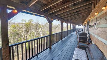 Cabin, 5 Bedrooms | Terrace/patio