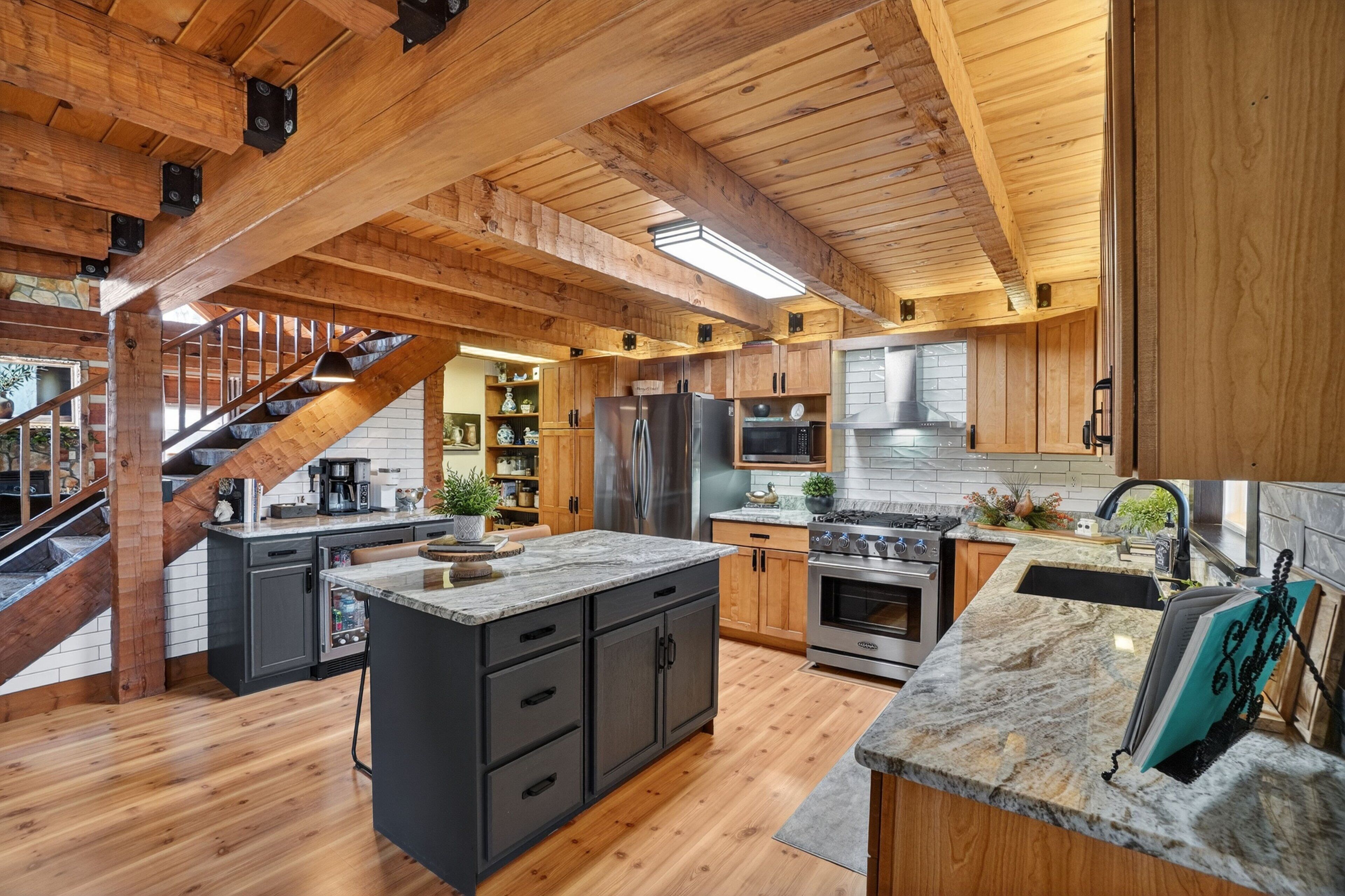 Cabin, 5 Bedrooms | Private kitchen | Fridge, oven, coffee/tea maker, toaster