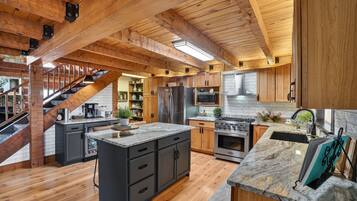 Cabin, 5 Bedrooms | Private kitchen | Fridge, oven, coffee/tea maker, toaster