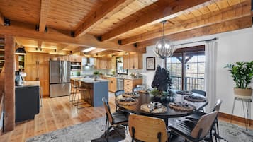 Cabin, 5 Bedrooms | Dining
