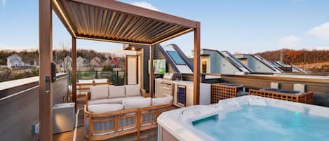 House, 4 Bedrooms | Outdoor spa tub