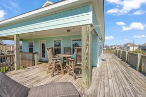 Outdoor dining - Buho Vista 2 Bedroom Home (Port Bolivar)