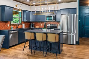 Cabaña, 3 habitaciones | Cocina privada | Refrigerador, horno, cafetera y tetera y tostadora 