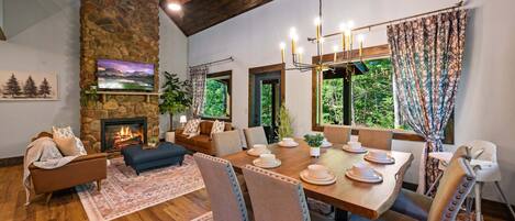 Cabin, 3 Bedrooms | Dining