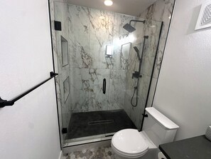 Douche, serviettes fournies