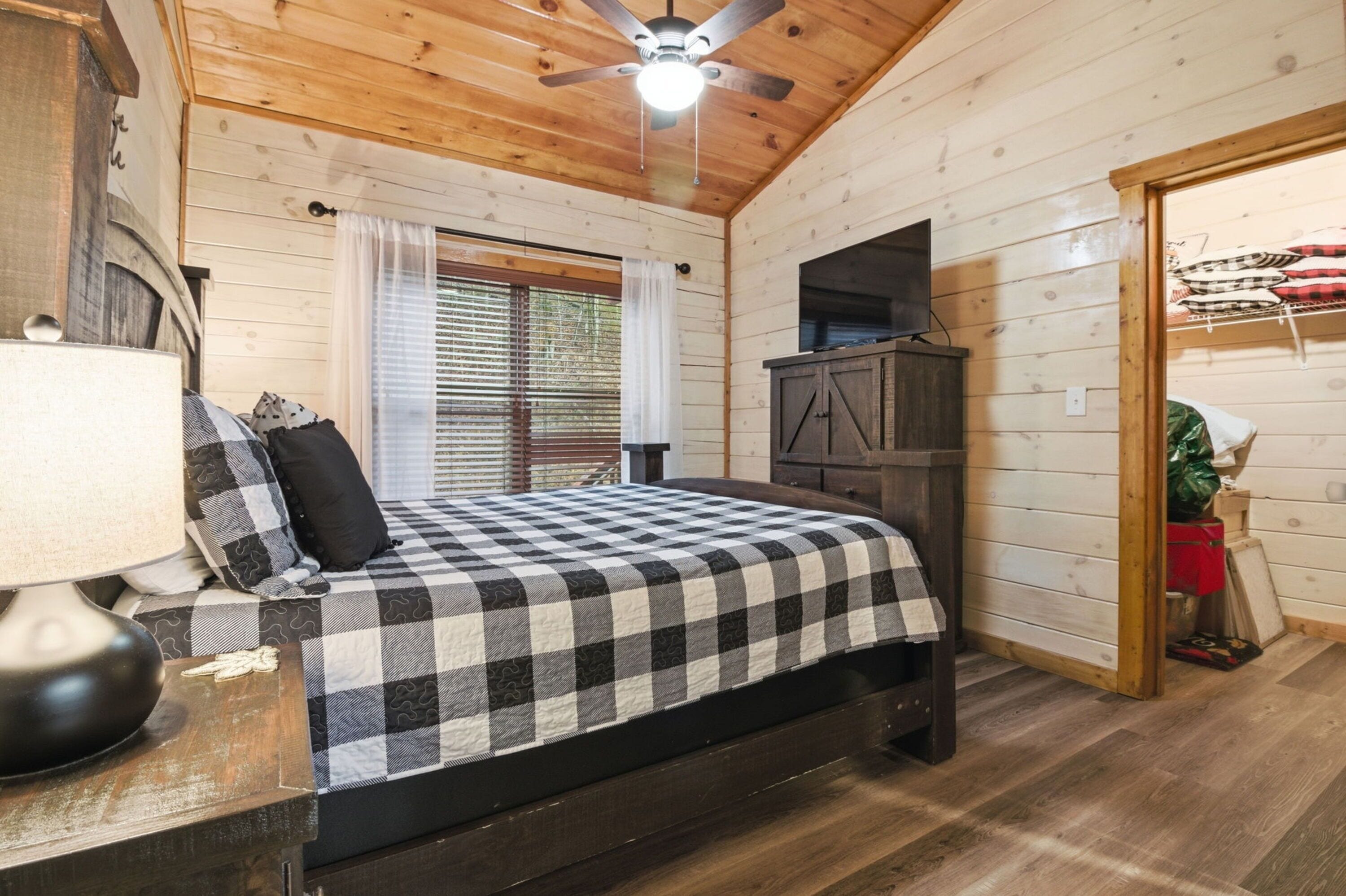 Signature Cabin, 1 Bedroom, Hot Tub | Iron/ironing board, WiFi (free), individually decorated