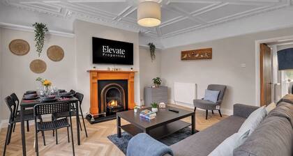 Stylish Cottage with a Hot Tub