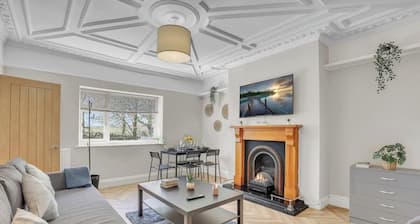 Stylish Cottage with a Hot Tub