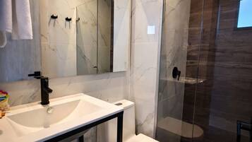 Comfort Apartment, City View | Bathroom | Shower, free toiletries, hair dryer, towels