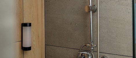 Dusche, Haartrockner, Handtücher, Shampoo