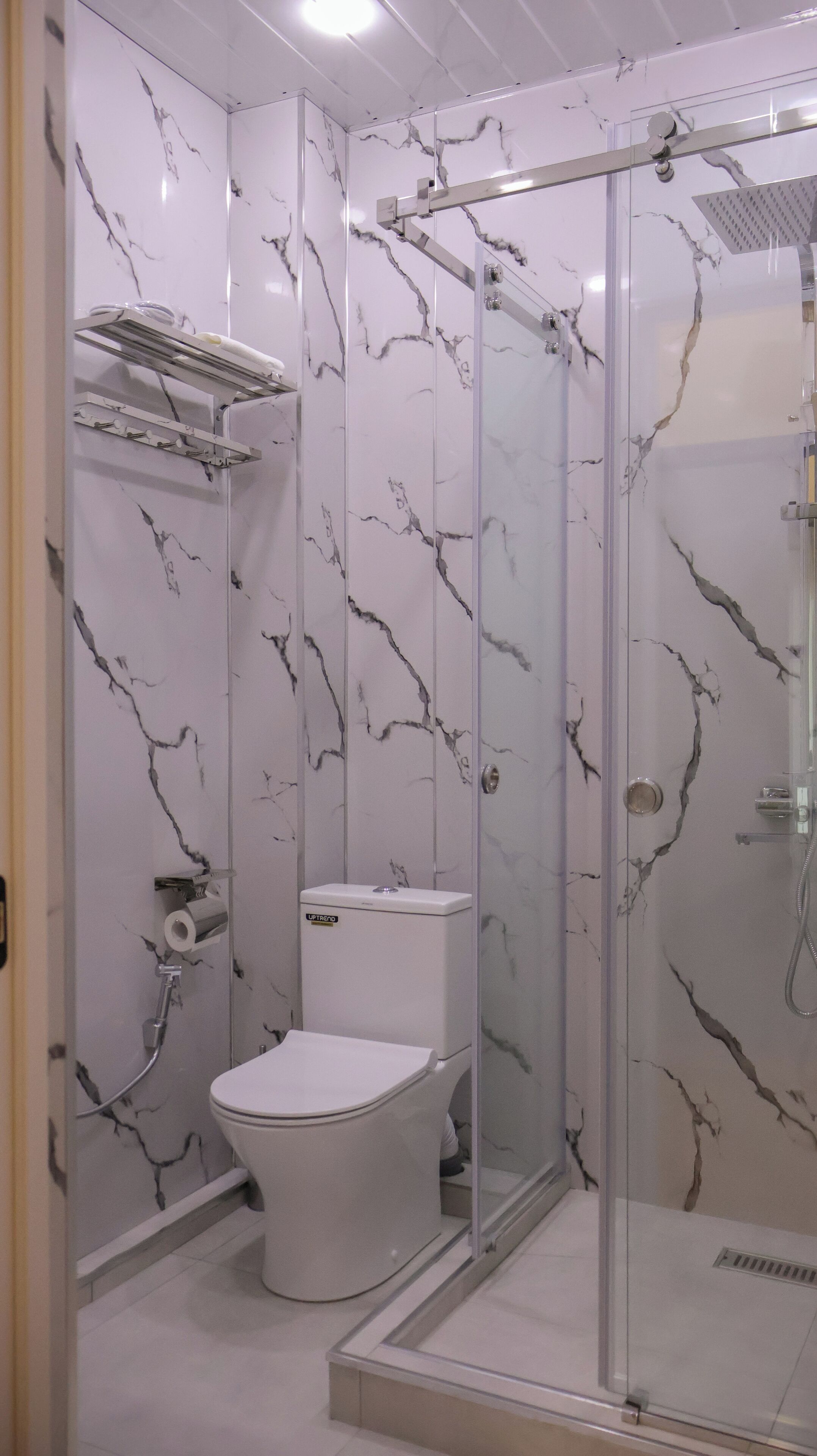 Kamar Double Deluks | Kamar mandi | Sandal, handuk, sabun, dan sampo