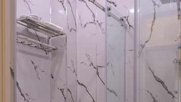Kamar Double Deluks | Kamar mandi | Sandal, handuk, sabun, dan sampo
