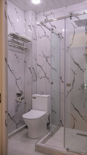 Chambre Double Deluxe | Salle de bain | Chaussons, serviettes fournies, savon, shampoing