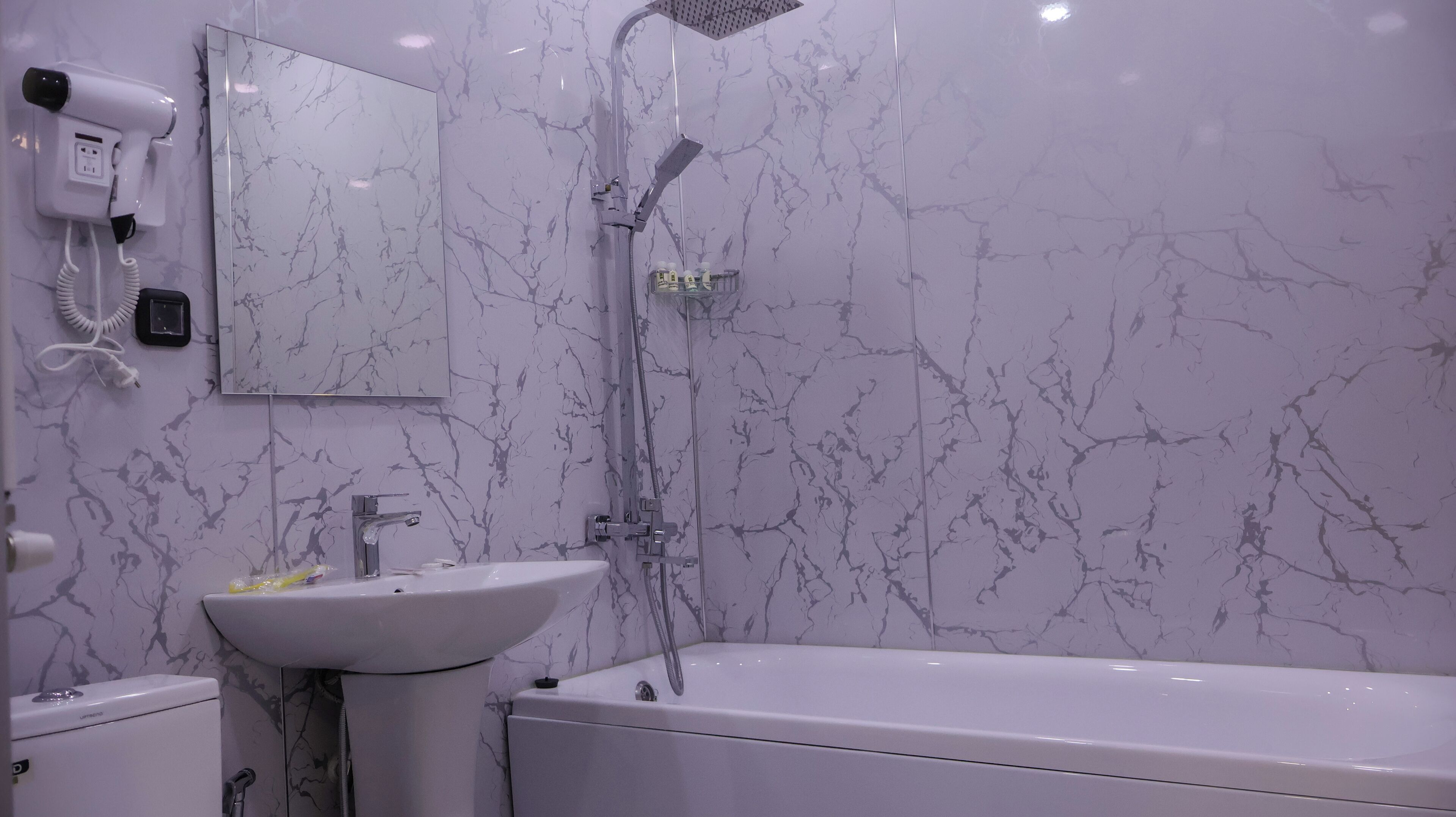 Executive Double Room | Bathroom | Slippers, towels, soap, shampoo