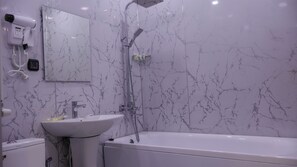 Habitación ejecutiva doble | Baño | Zapatillas, toallas, jabón y champú