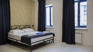 In-room safe, desk, laptop workspace, WiFi (free) - Old Well Boutique Hotel Tsaghkadzor (Tsaghkadzor)