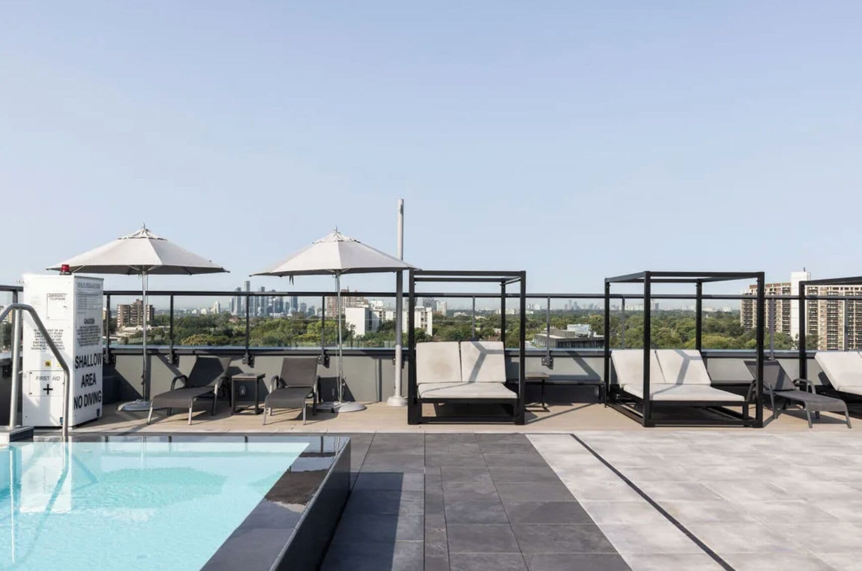 Una piscina al aire libre de temporada, tumbonas