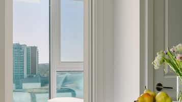 Apartamento standard, 3 quartos | Área de estar