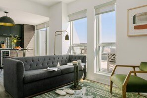 Apartamento Deluxe, 1 cama de matrimonio con sofá cama, balcón, vistas a la ciudad | Zona de estar