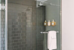 Combined shower/bathtub, free toiletries, hair dryer, towels - Nester Finn West Queen West (Toronto)