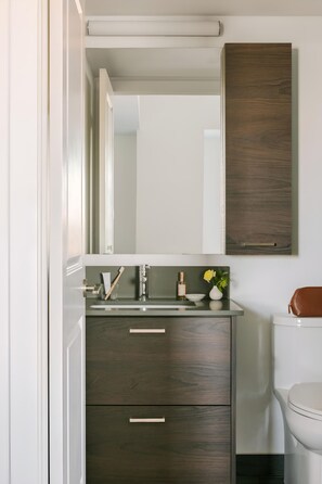 Standard Apartment | Bathroom - Nester Finn West Queen West (Toronto)